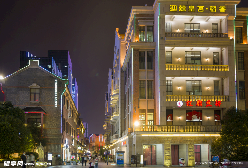 步行街高楼霓虹夜景