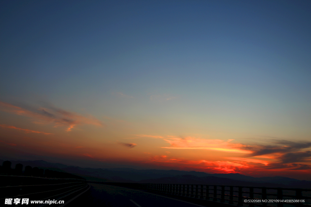 高速公路日出