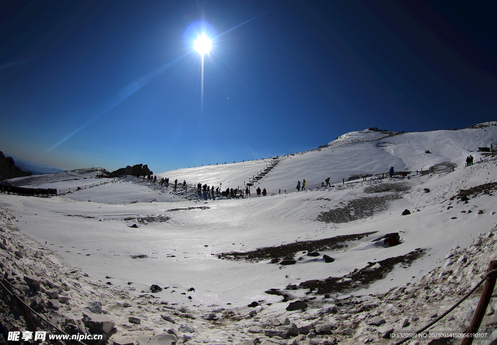 长白山雪峰 