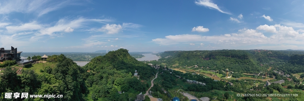 蓝天白云高山山峦河流