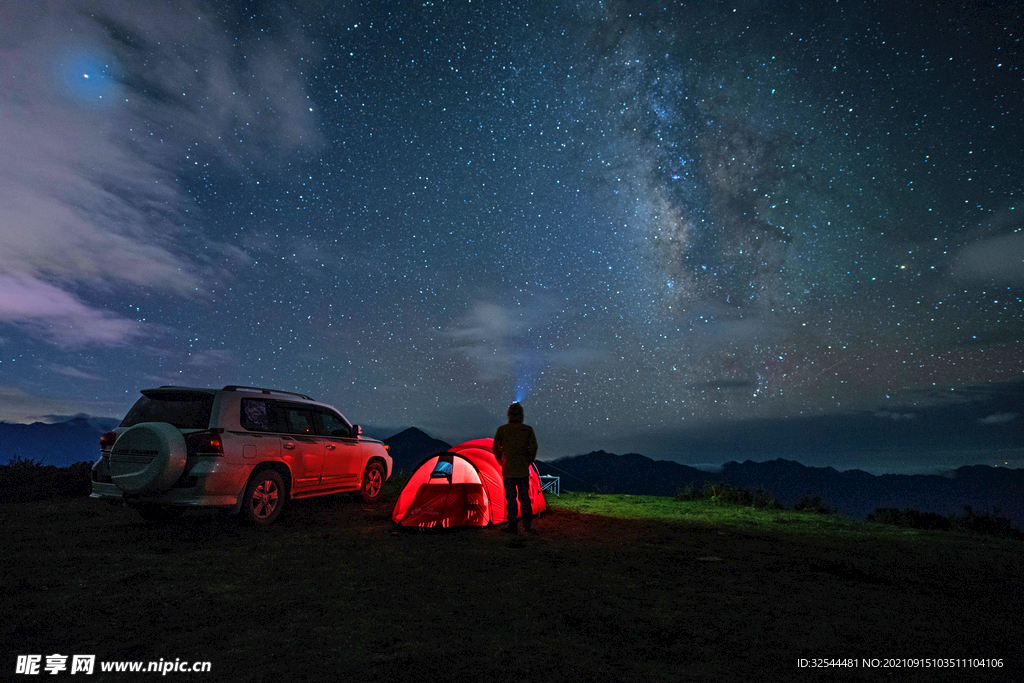 我在夜空下望着星