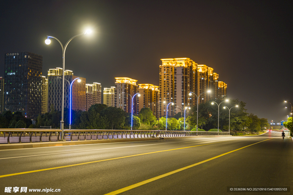 马路夜晚风景