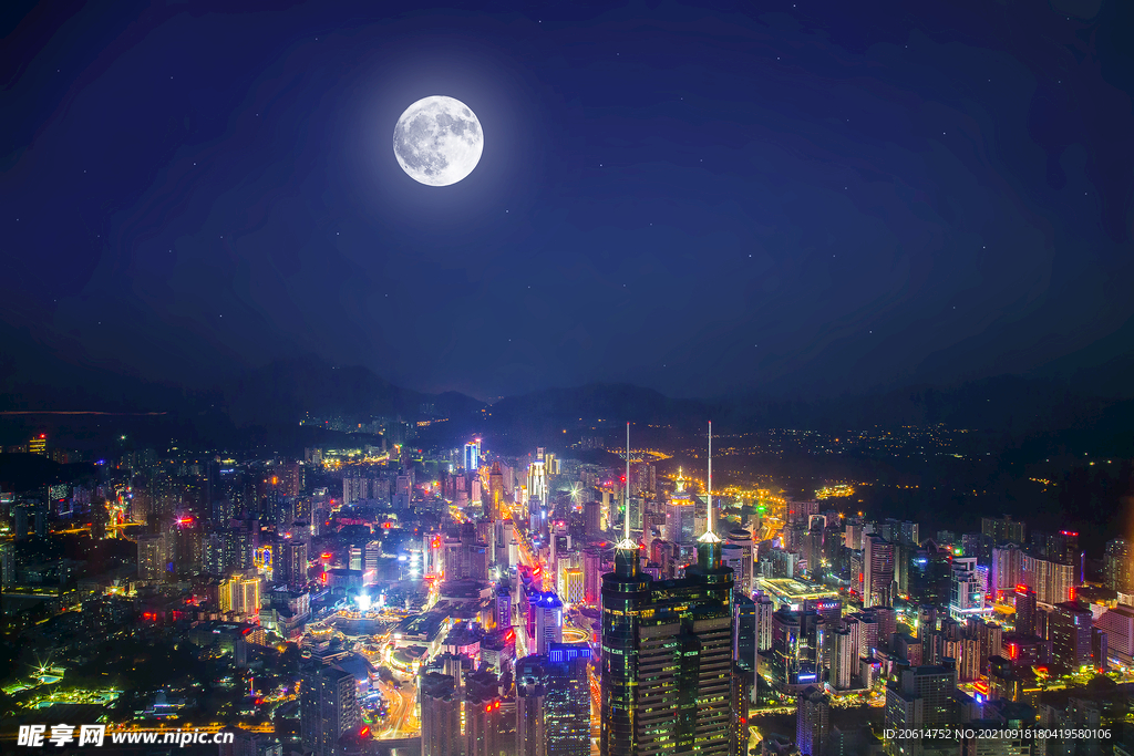 城市上空的一轮明月