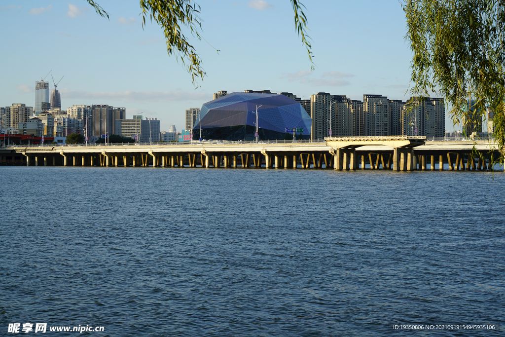 沈阳浑河边建筑和桥的景色