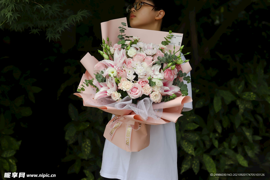粉色重瓣百合粉雪山玫瑰混合花束