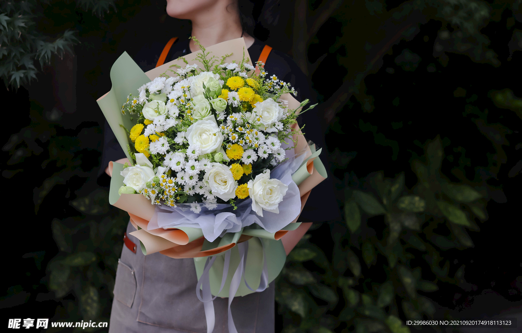 白玫瑰小雏菊混合花束