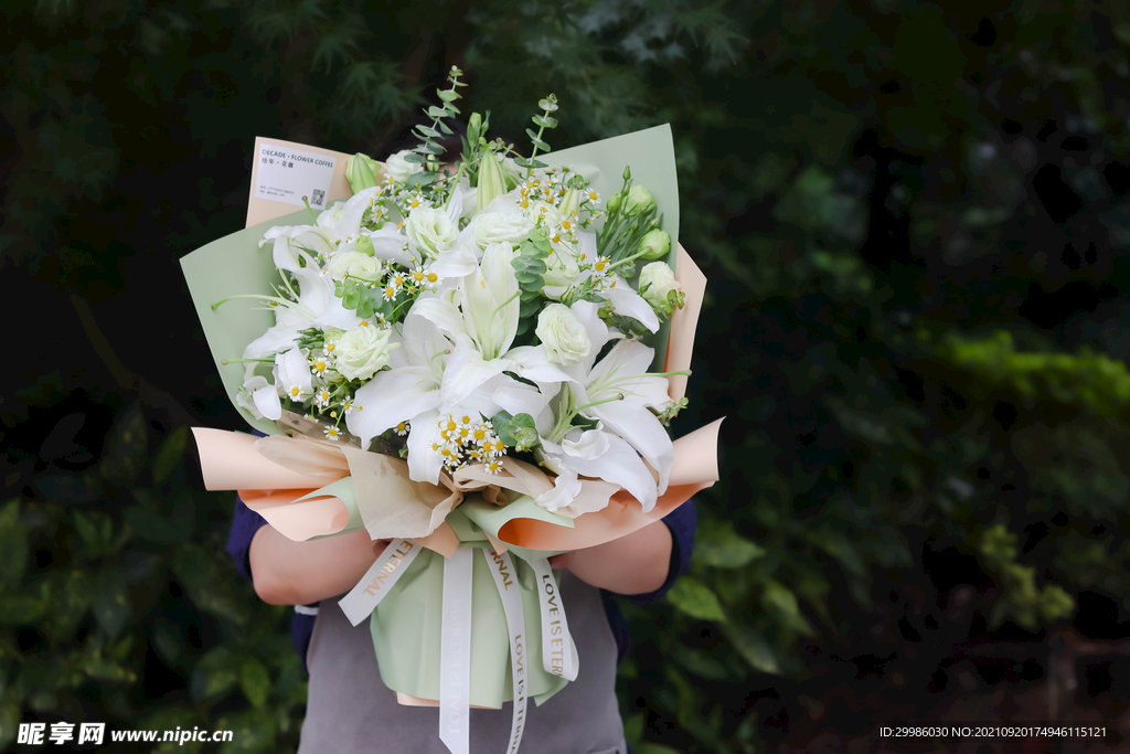白绿色系白百合洋甘菊混合花束