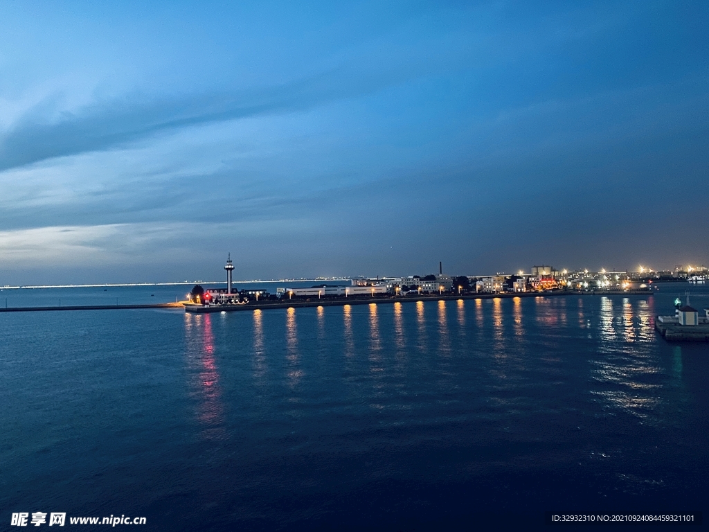 夜晚的海