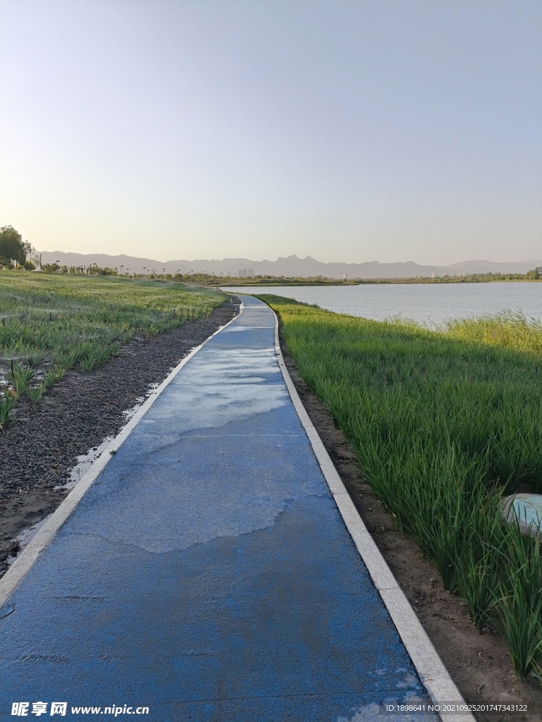 路  湖边风景