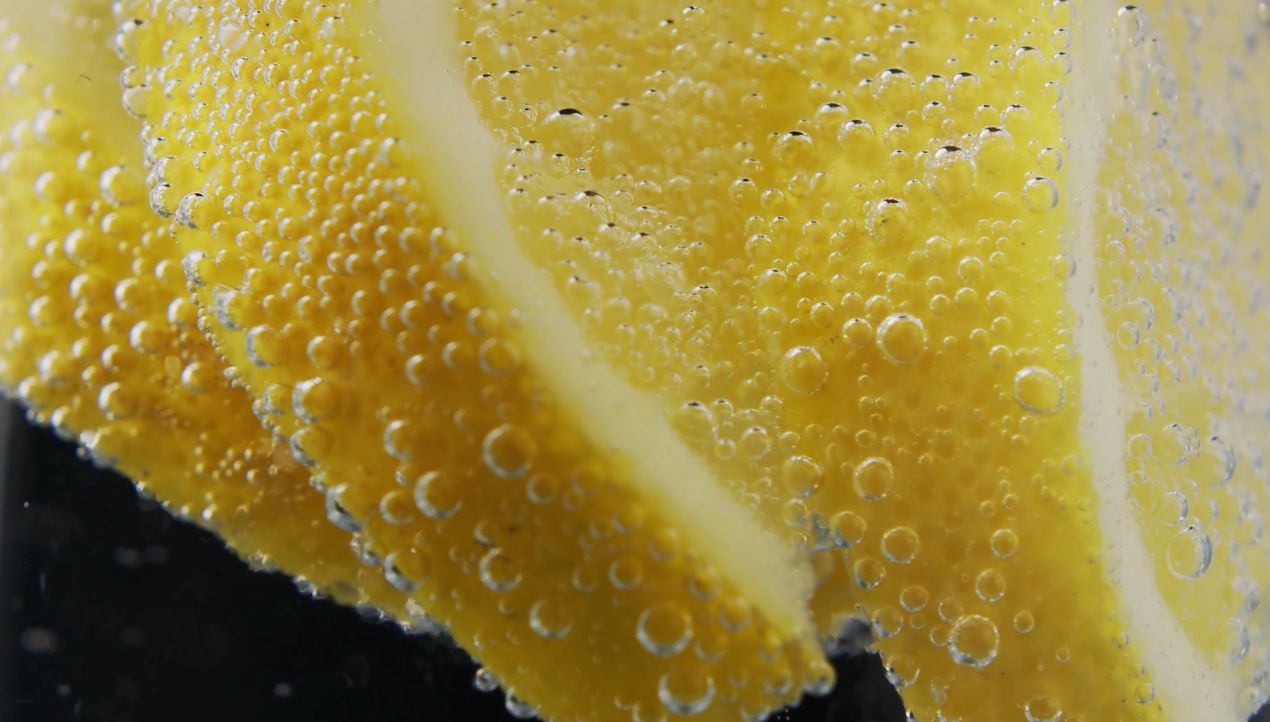 气泡翻滚中的柠檬