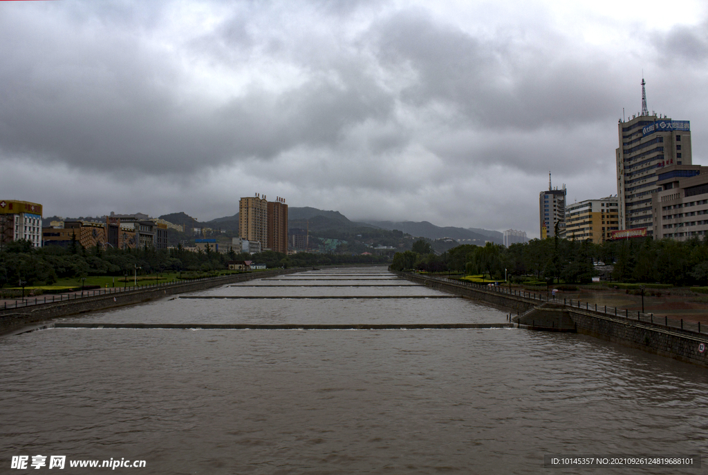 桃河雨景