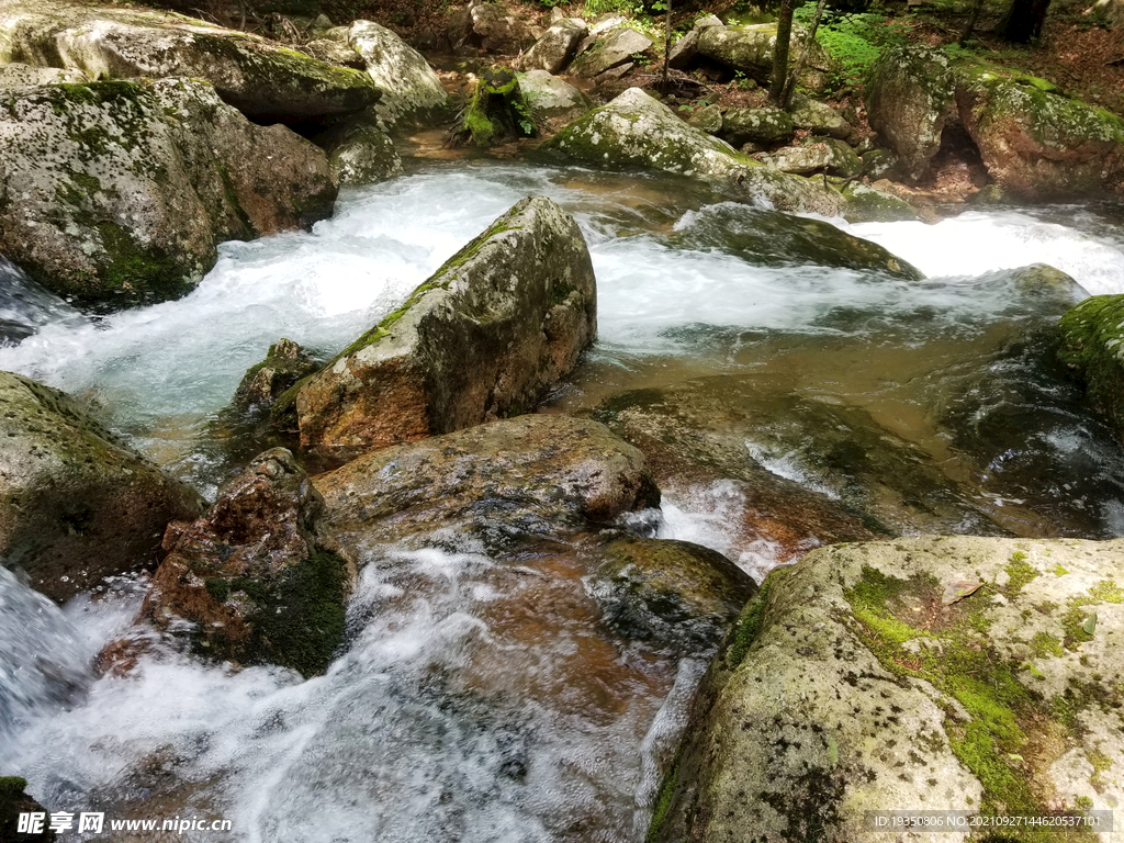 山里的溪流和岩石景色