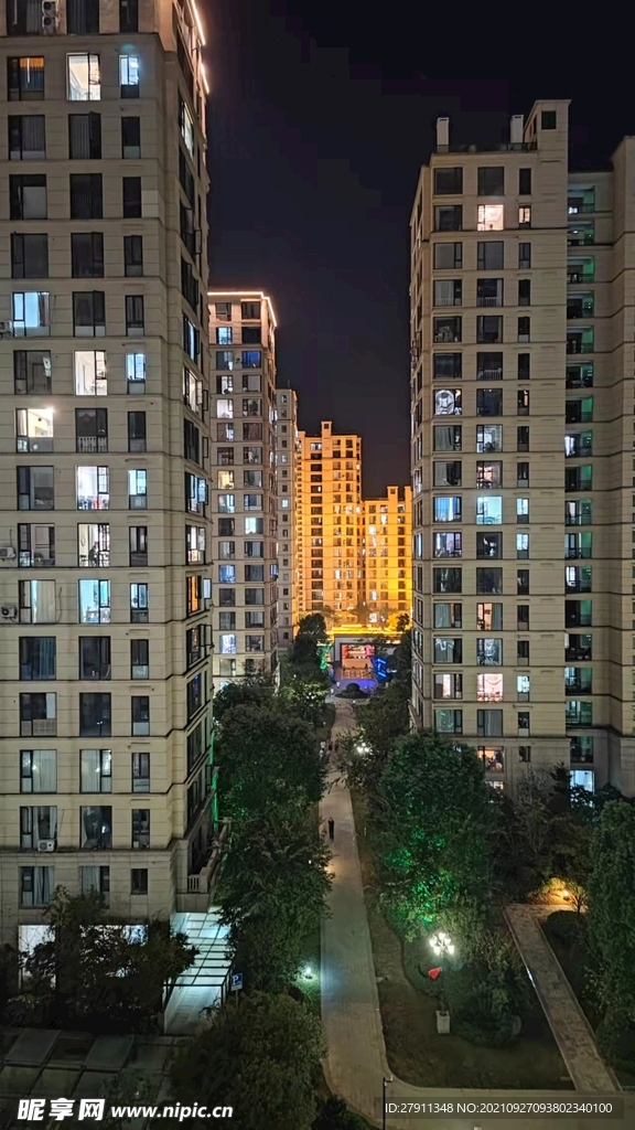 小区高层建筑夜景