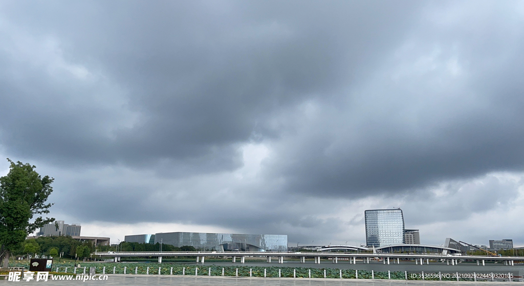 城市暴风雨来临前夕