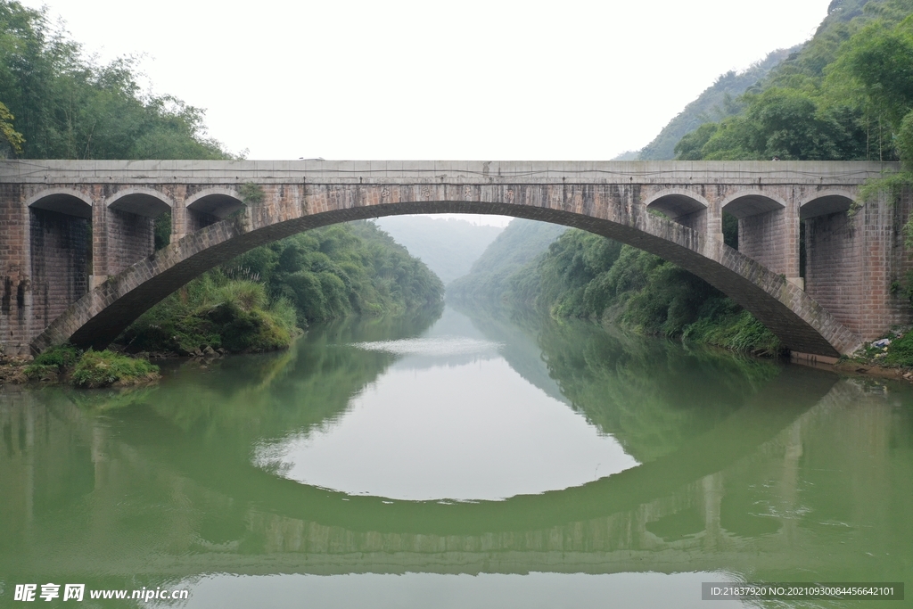 桥清澈河水乡村古老自然景色
