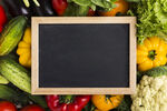 彩色背景与蔬菜和黑板照片
