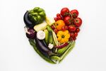 心形有机蔬菜水果的排列高清