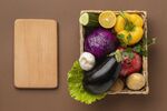 木盒中的有机蔬菜排列高清
