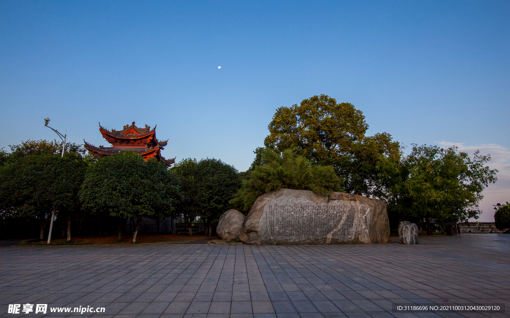 岳阳楼新景区记巨石