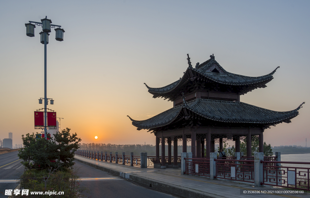 大桥日出美景