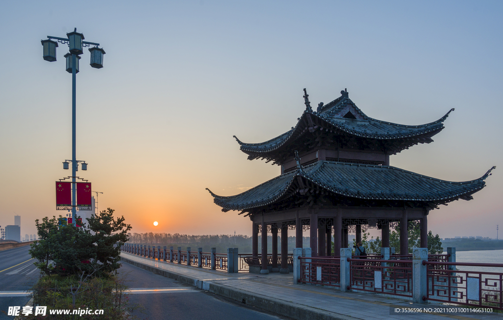 大桥日出美景 