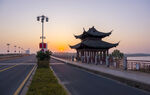 日出前的大桥美景