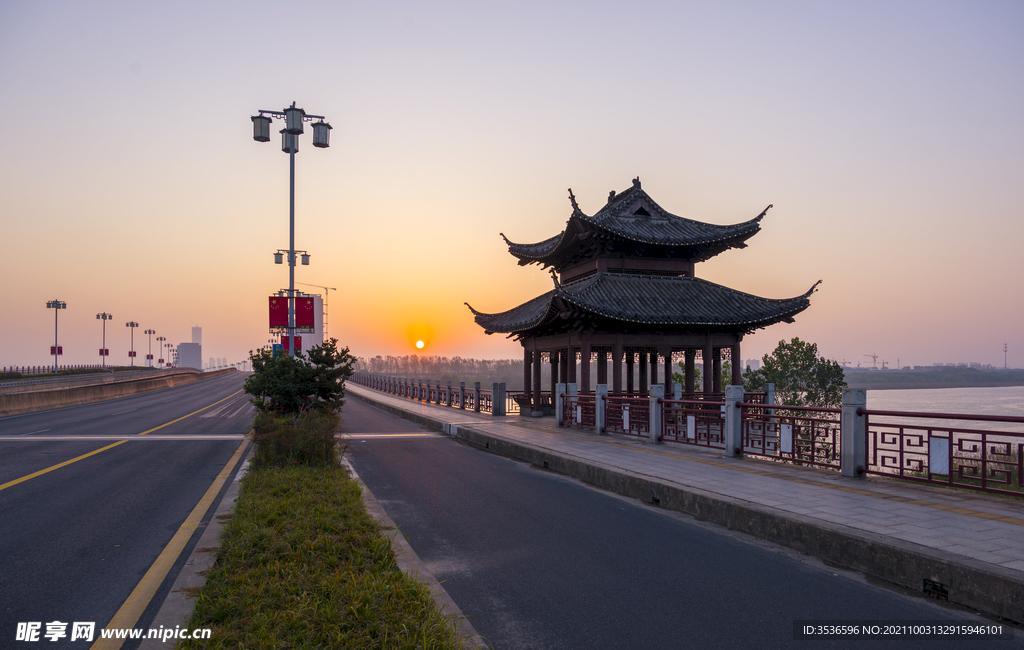 日出前的大桥美景