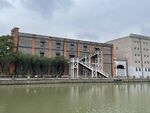 上海影视乐园河边老建筑