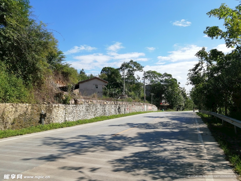 烈日下的乡村公路