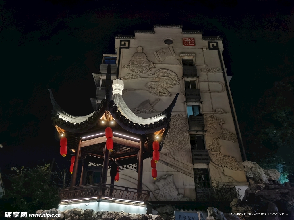 上海七宝老街夜景中式亭子和墙壁