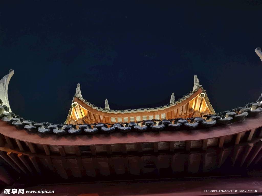 上海七宝老街夜景中式屋檐