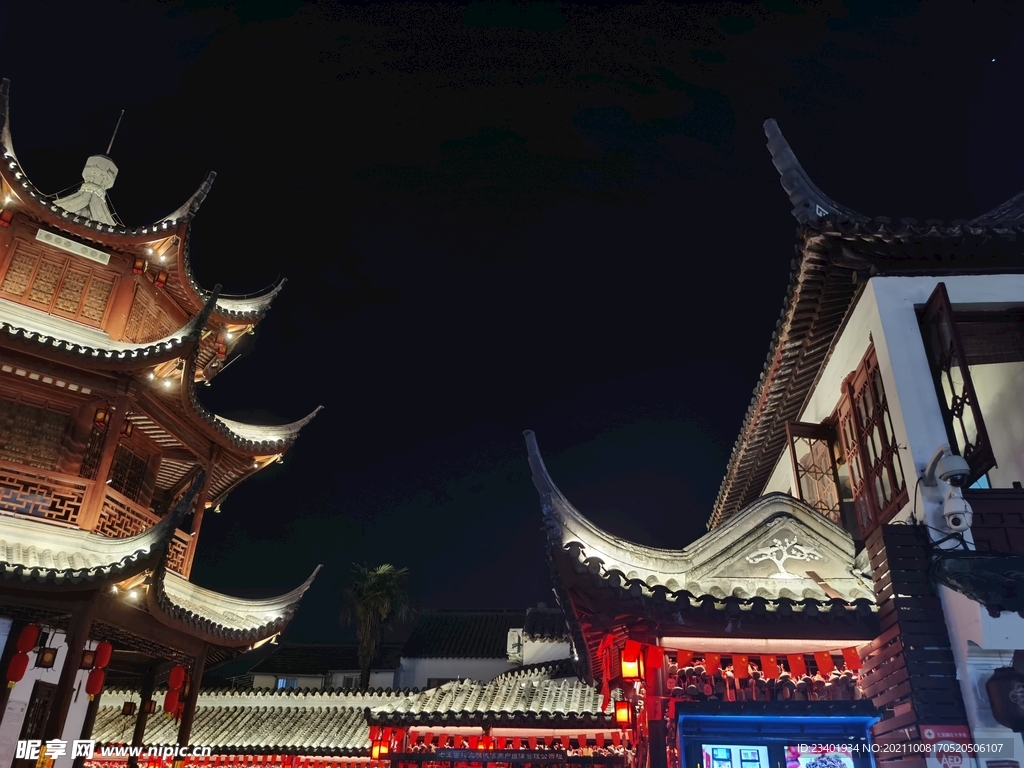 上海七宝老街夜景中式复古建筑