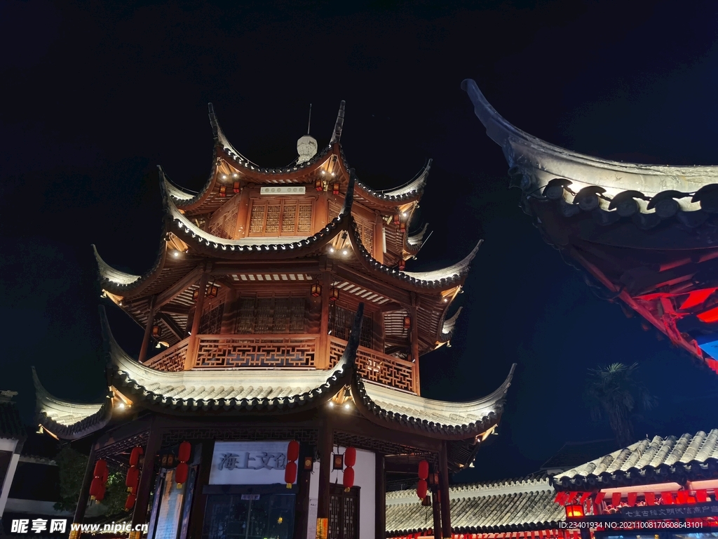 上海七宝老街夜景游玩复古塔造型