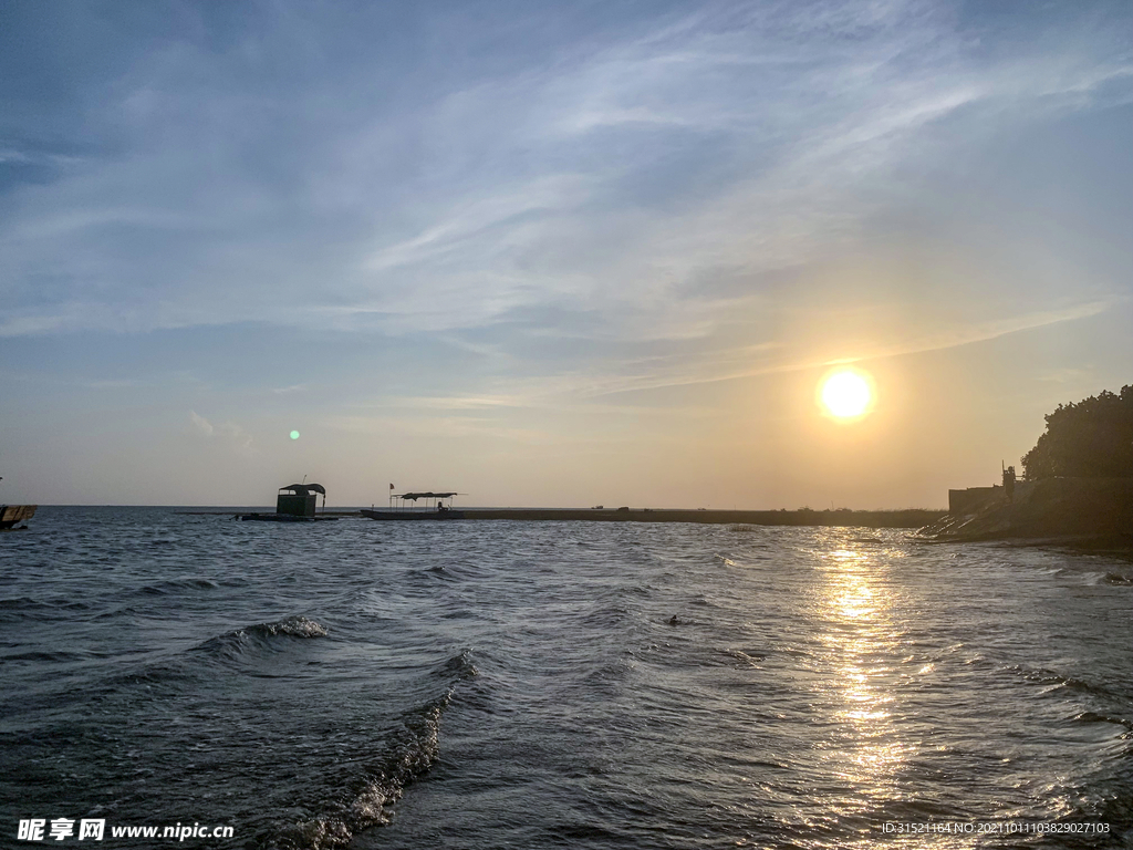 正西海边夕阳日落摄影图