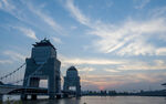 夕阳下大桥上 