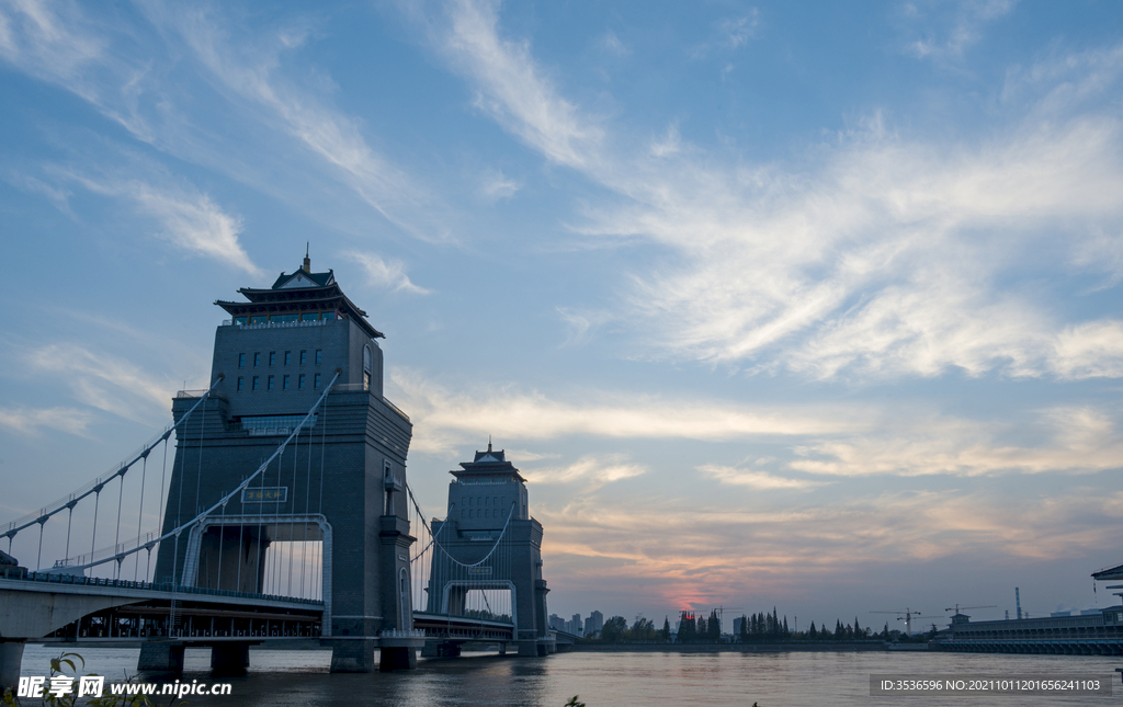 夕阳下大桥上 