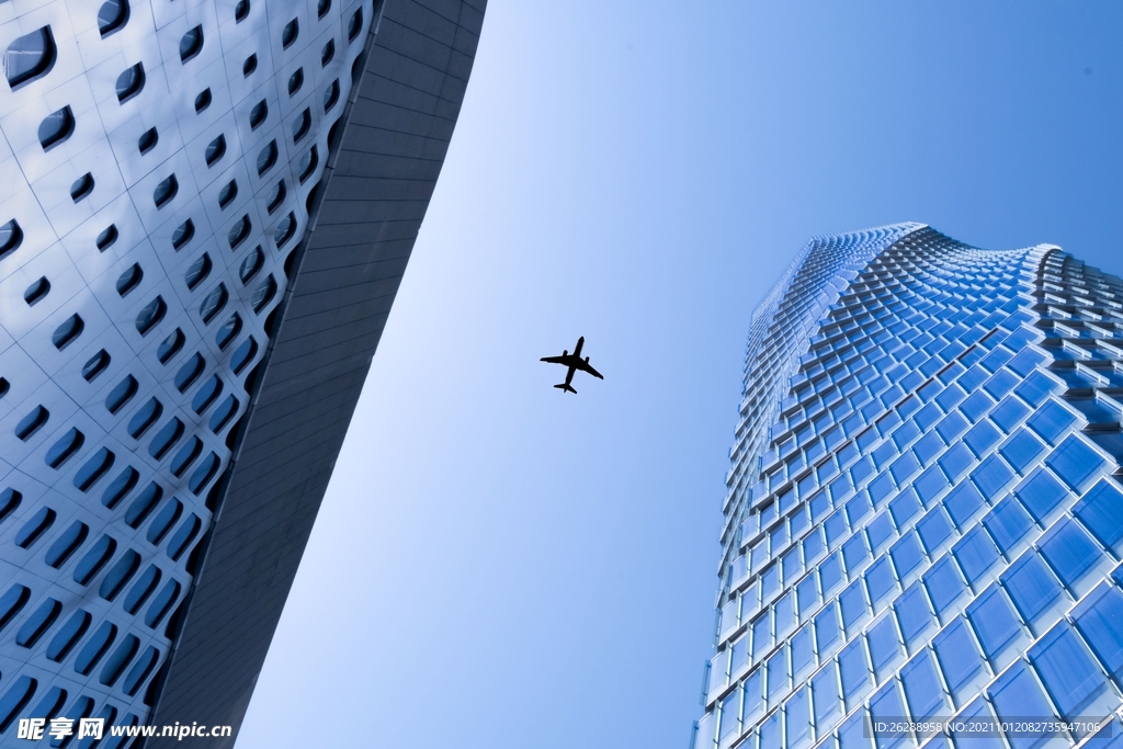 城市建筑上空的飞机图片