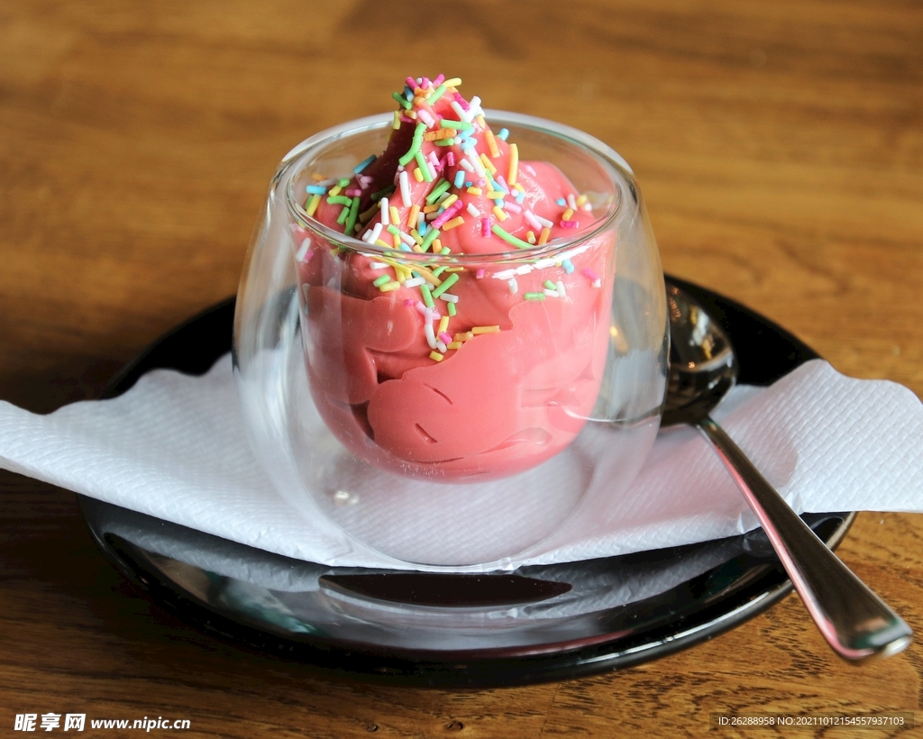 草莓冰淇淋冷饮摄影背景图片