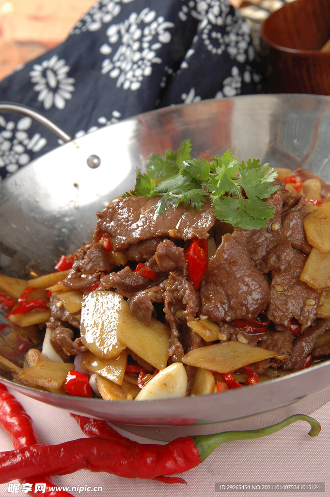 干锅牛肉           