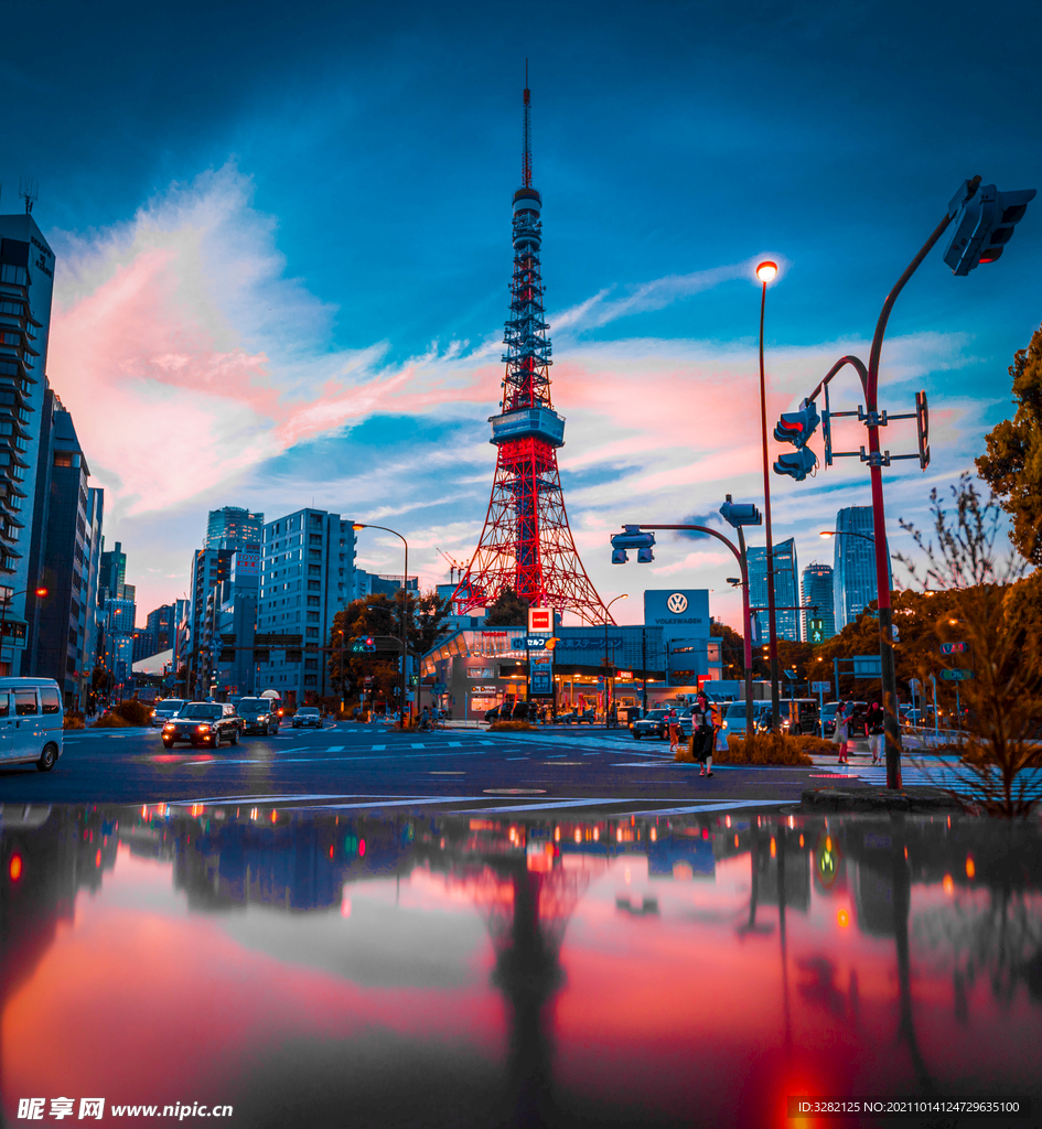 日本东京塔雨后倒影