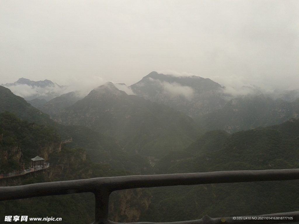 雾锁群山