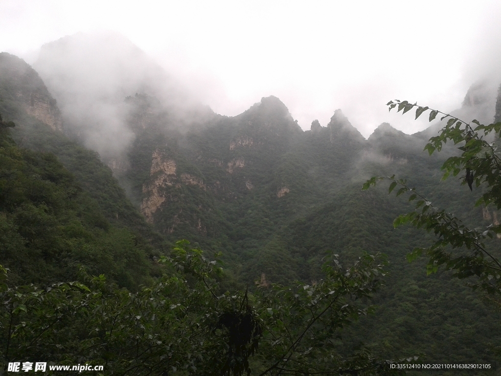 迷雾锁群山