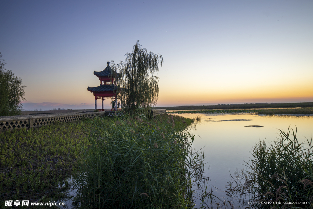 东平湖湿地黄昏凉亭