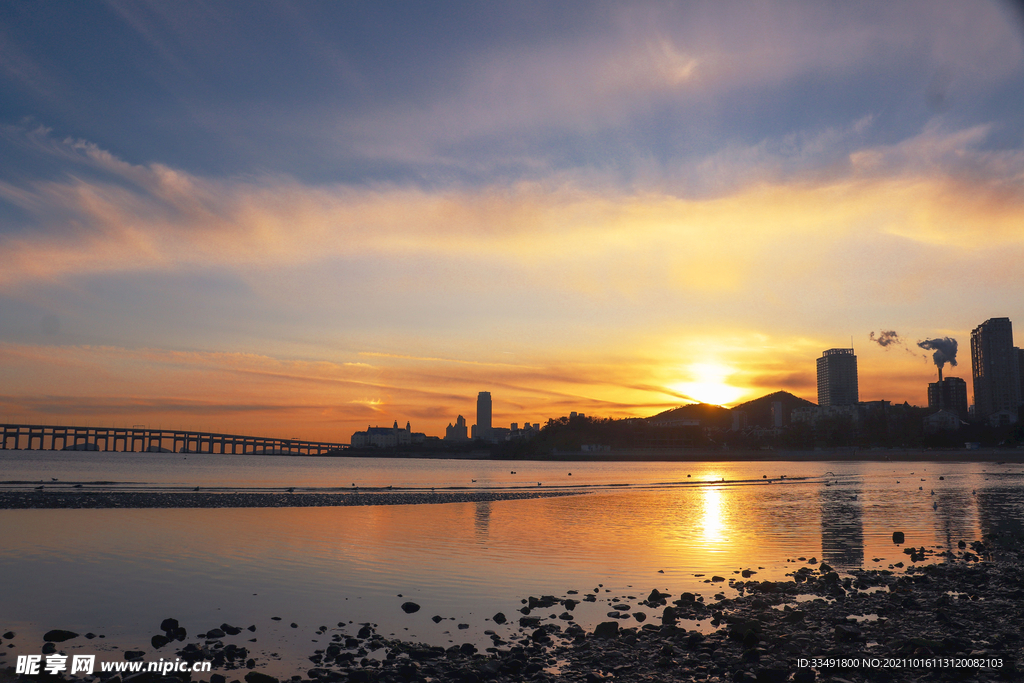 海边日落夕阳西下海滩大海晚霞