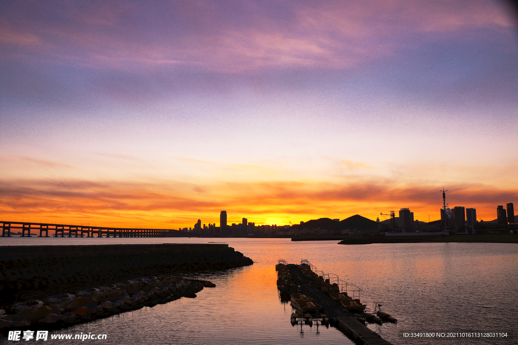 海边日落夕阳西下海滩大海晚霞