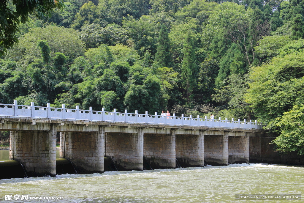 贵州天下奇观旁石桥