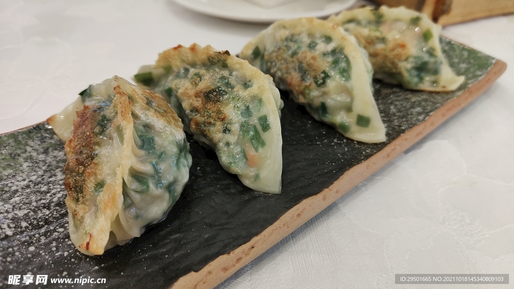 煎韭菜饺饺子