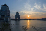 夕阳江边大桥
