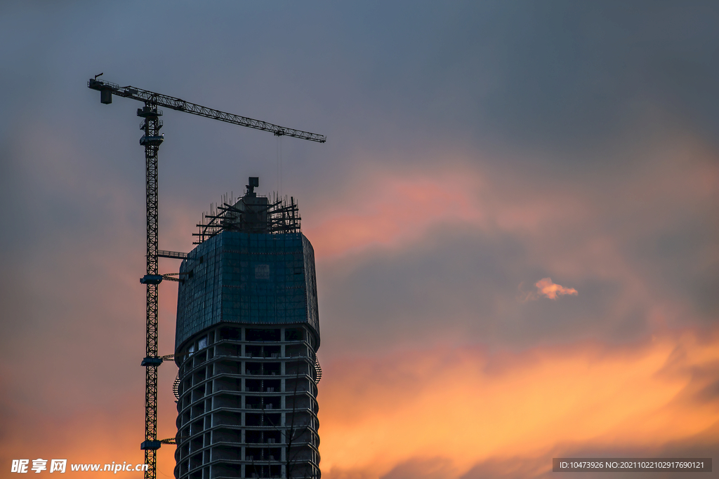 夕阳下的城市建筑