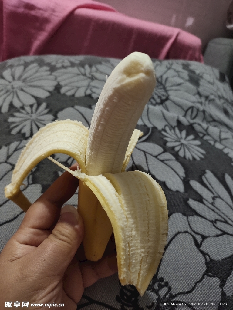 掰开的香蕉